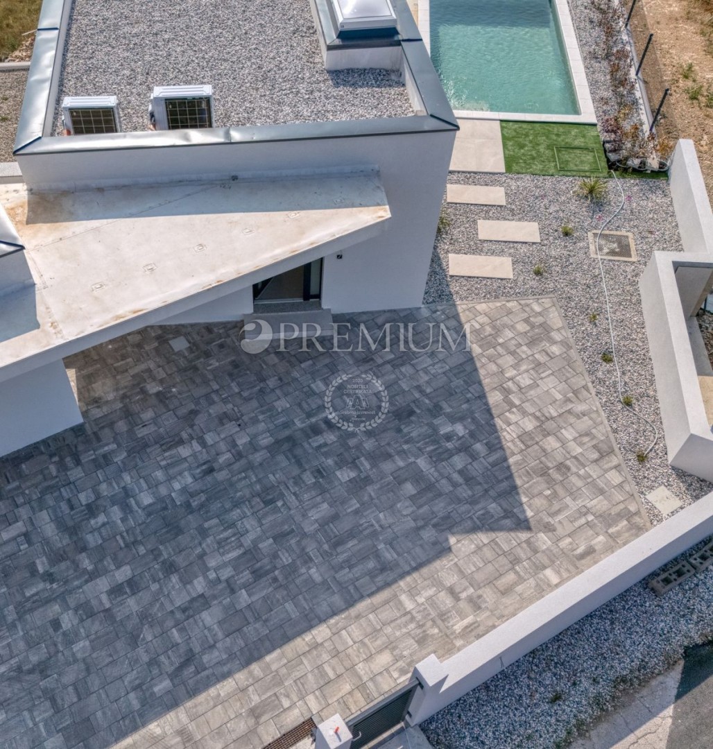 Dintorni della città di Krk, nuova costruzione di lusso, con vista mare e piscina!