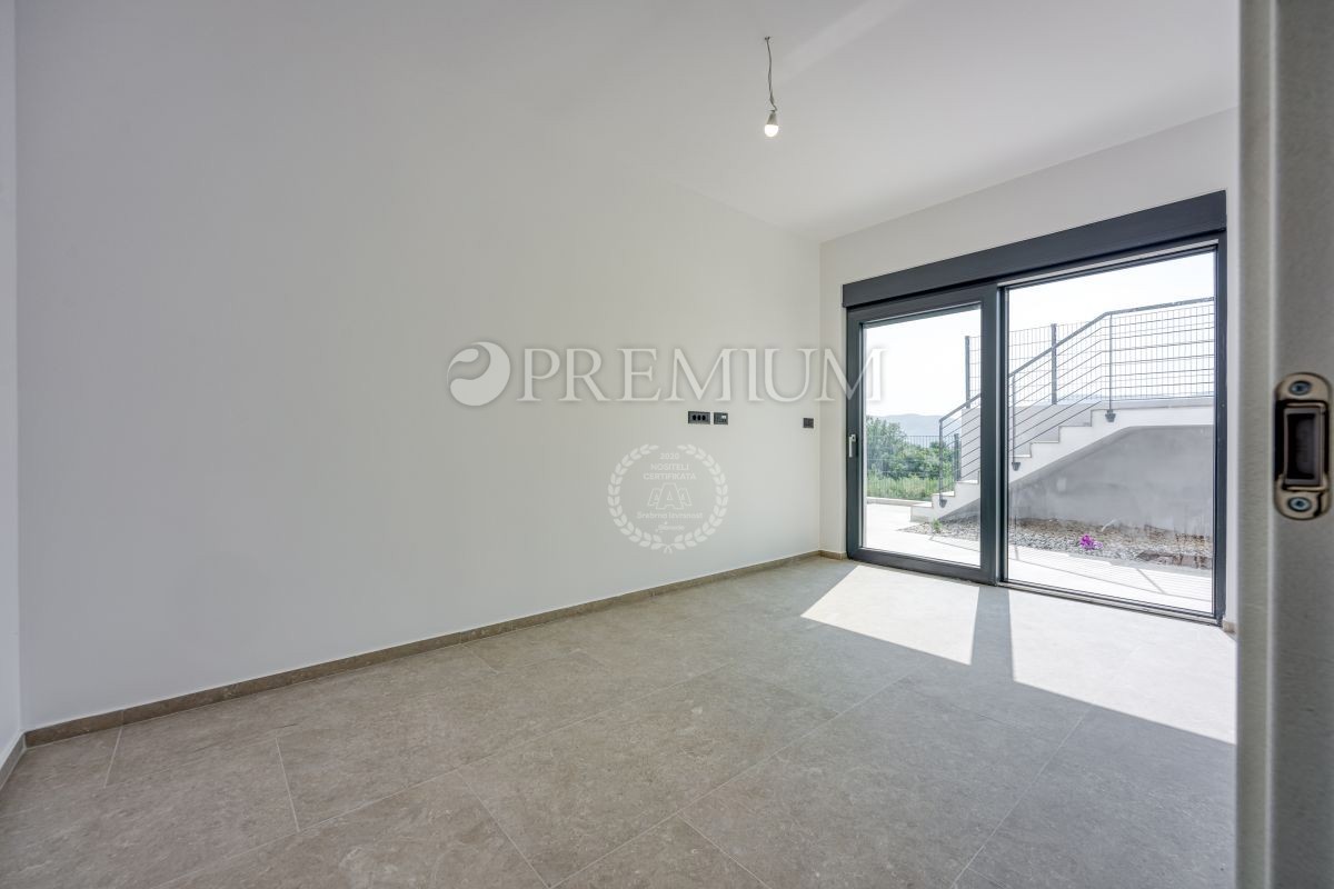Dintorni della città di Krk, nuova costruzione di lusso, con vista mare e piscina!