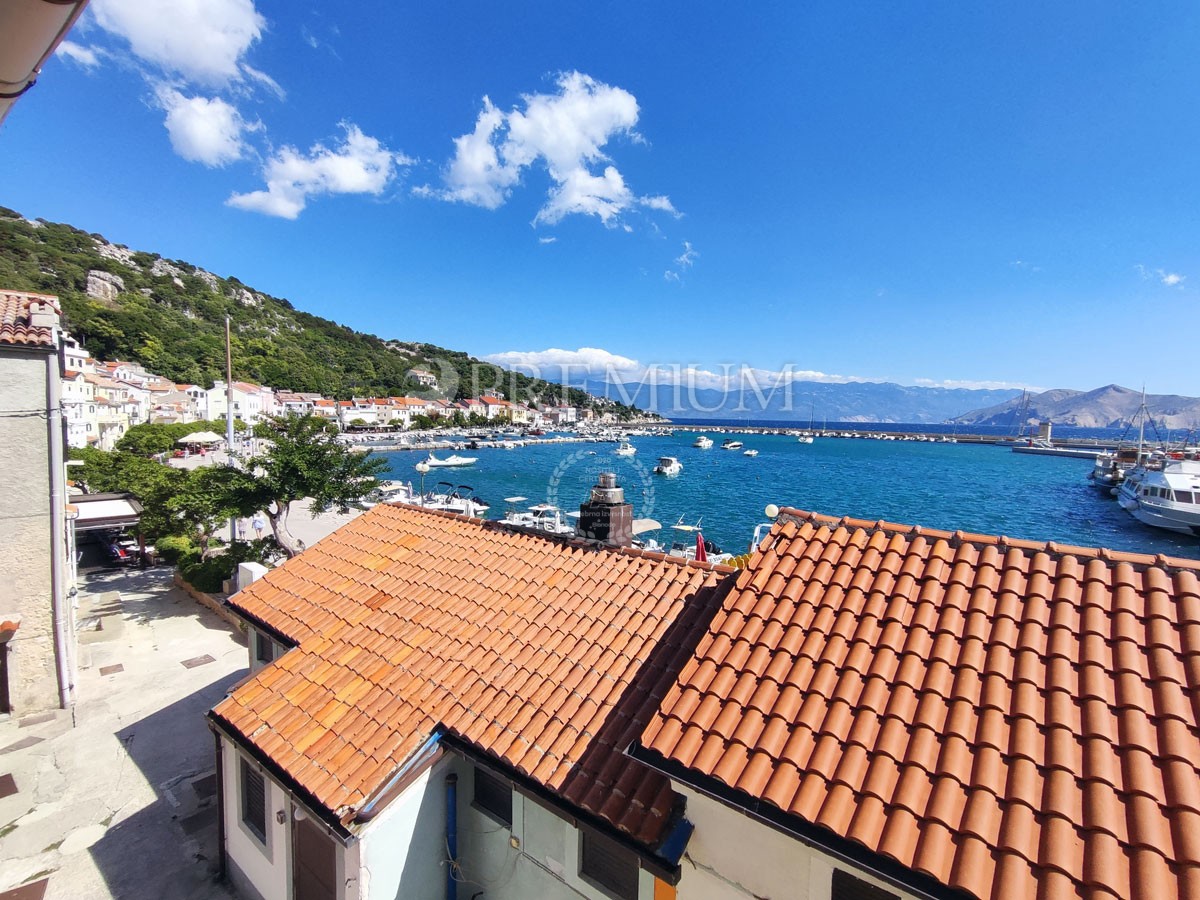 Baška, appartamento su due piani in vendita, seconda fila al mare!