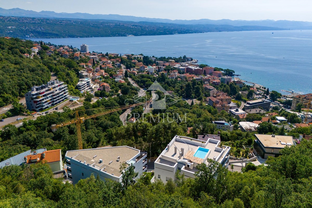 LUSSO APPARTAMENTO CON BELLISSIMA VISTA, PISCINA, ASCENSORE, GARAGE