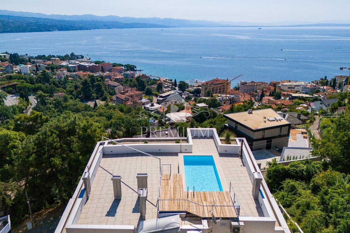 LUSSO APPARTAMENTO CON BELLISSIMA VISTA, PISCINA, ASCENSORE, GARAGE