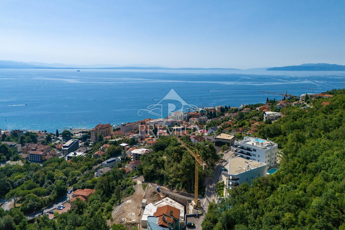 LUSSO APPARTAMENTO CON BELLISSIMA VISTA, PISCINA, ASCENSORE, GARAGE