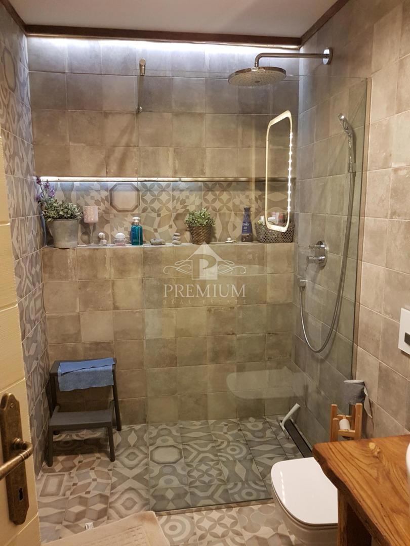 BELLISSIMA STANCIA RISTRUTTURATA CON PISCINA