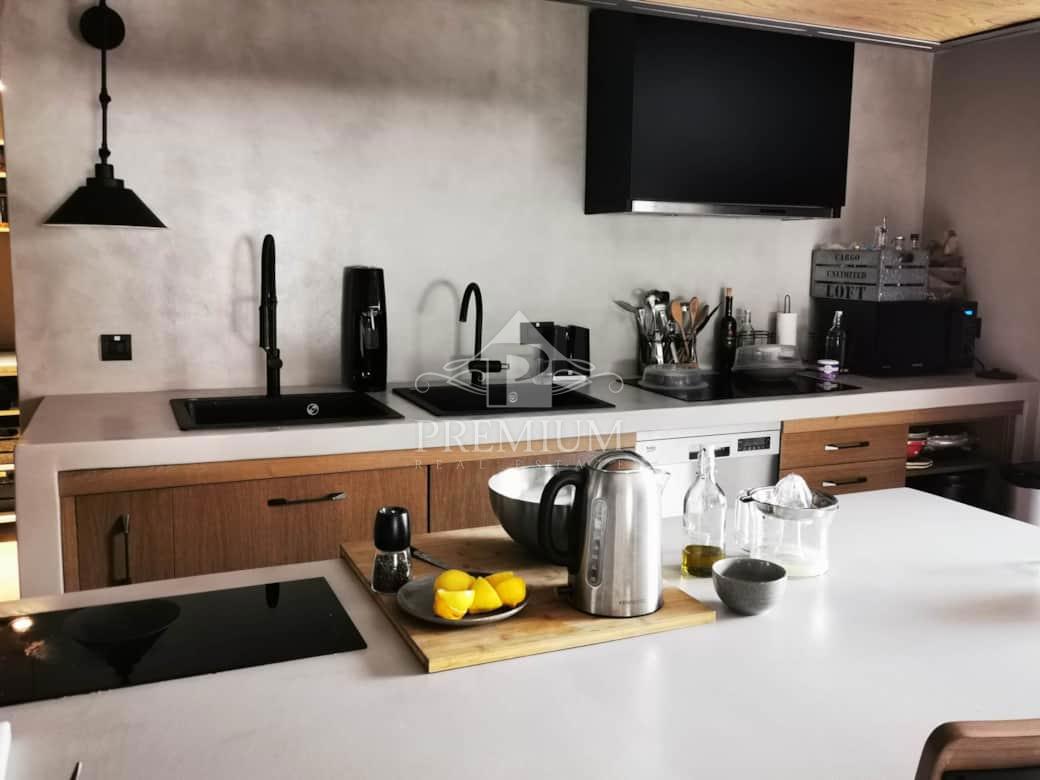 BELLISSIMA STANCIA RISTRUTTURATA CON PISCINA