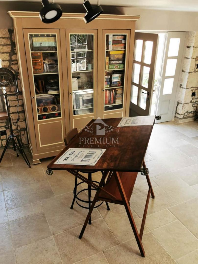 BELLISSIMA STANCIA RISTRUTTURATA CON PISCINA