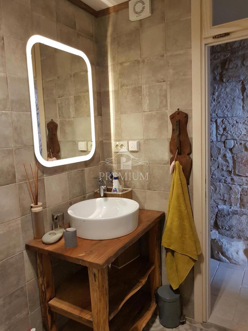 BELLISSIMA STANCIA RISTRUTTURATA CON PISCINA