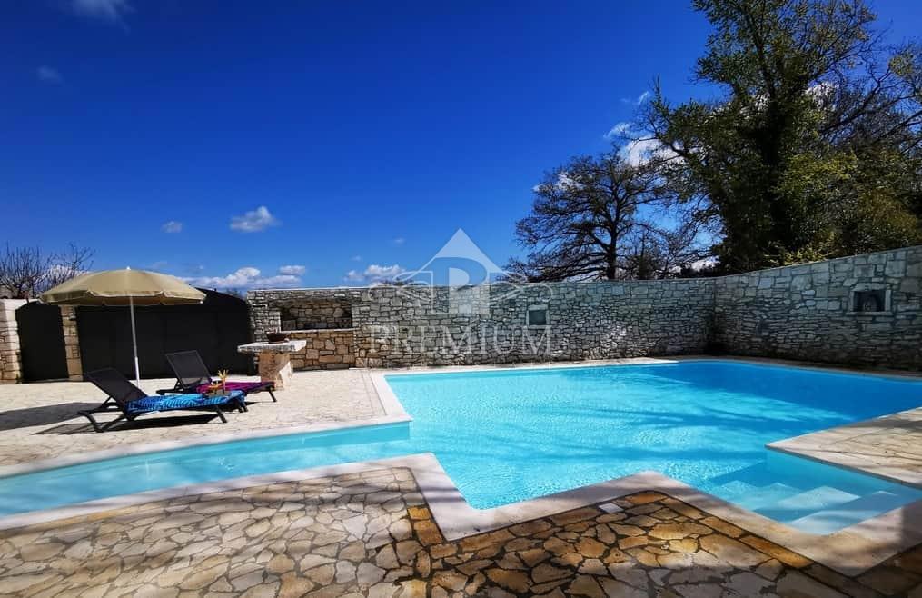 BELLISSIMA STANCIA RISTRUTTURATA CON PISCINA