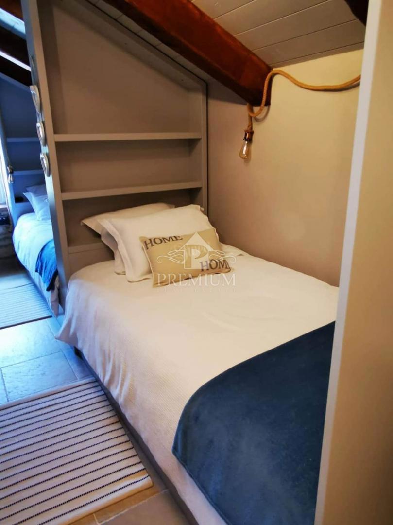 BELLISSIMA STANCIA RISTRUTTURATA CON PISCINA