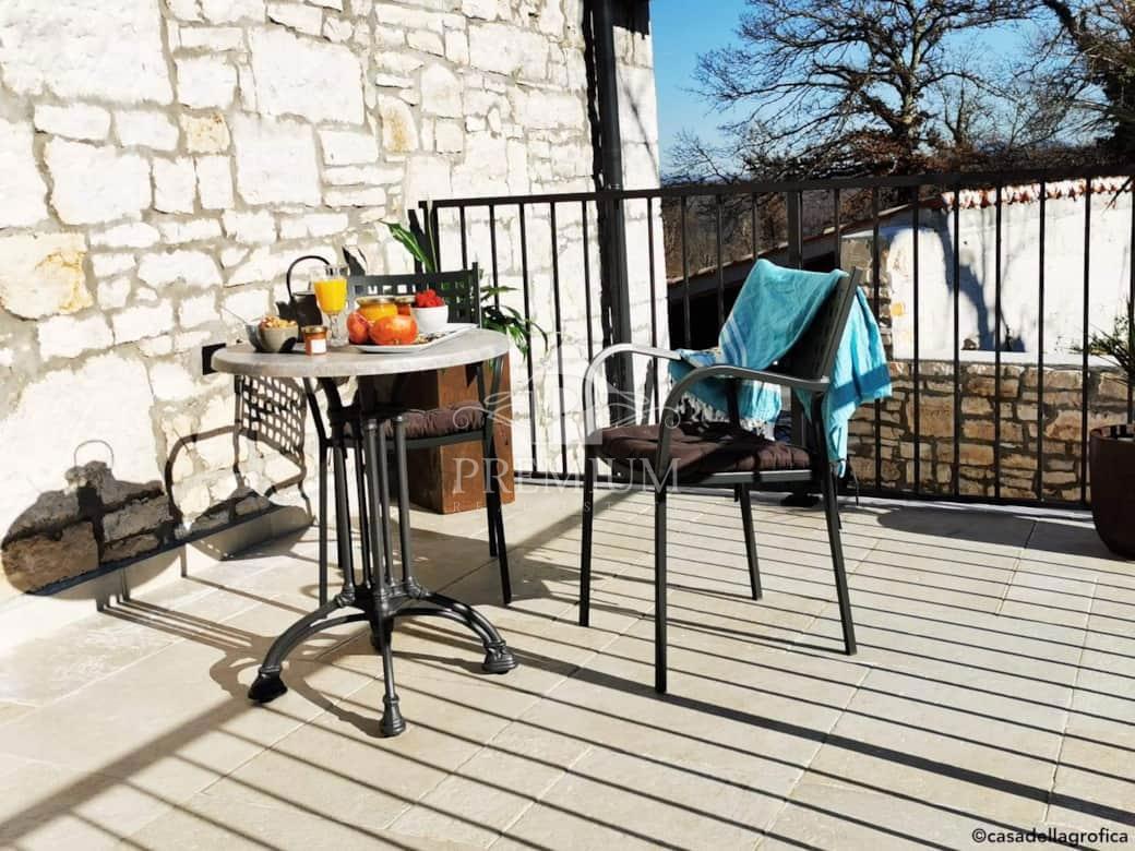 BELLISSIMA STANCIA RISTRUTTURATA CON PISCINA