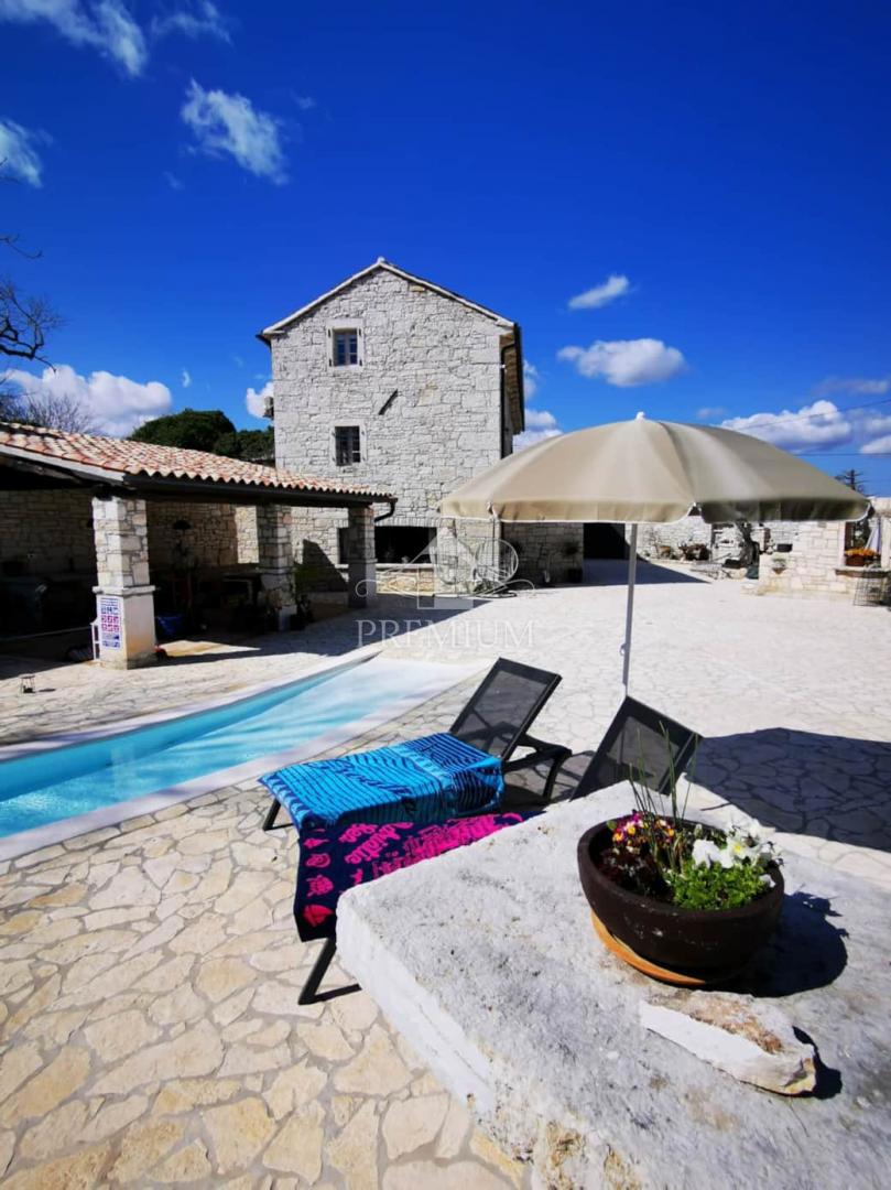 BELLISSIMA STANCIA RISTRUTTURATA CON PISCINA