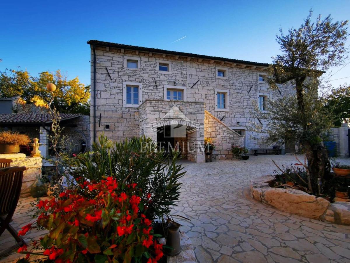 BELLISSIMA STANCIA RISTRUTTURATA CON PISCINA