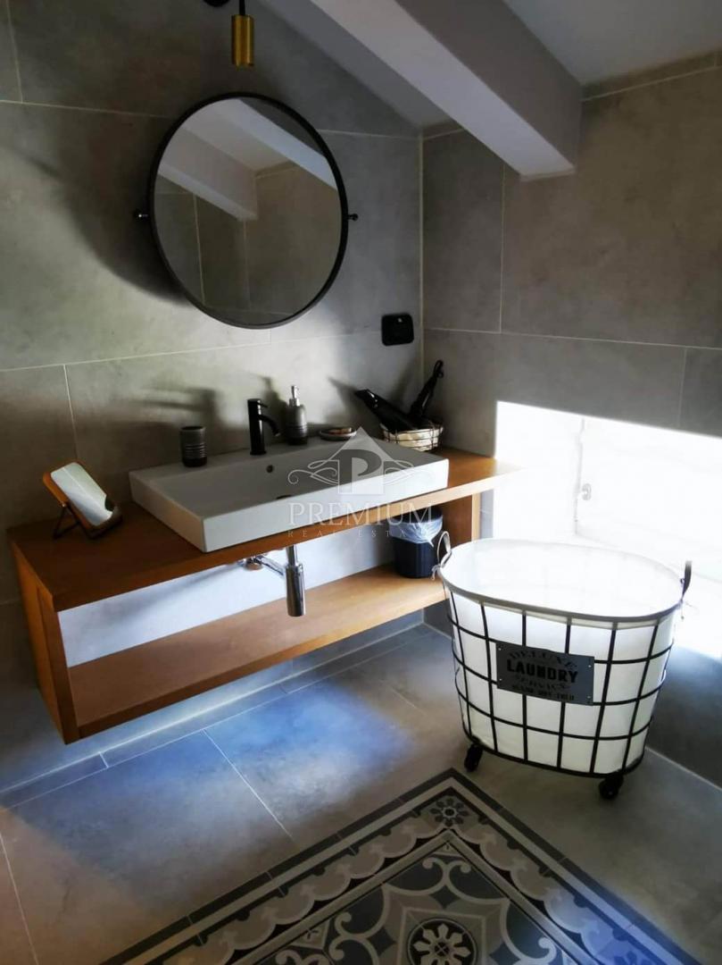 BELLISSIMA STANCIA RISTRUTTURATA CON PISCINA