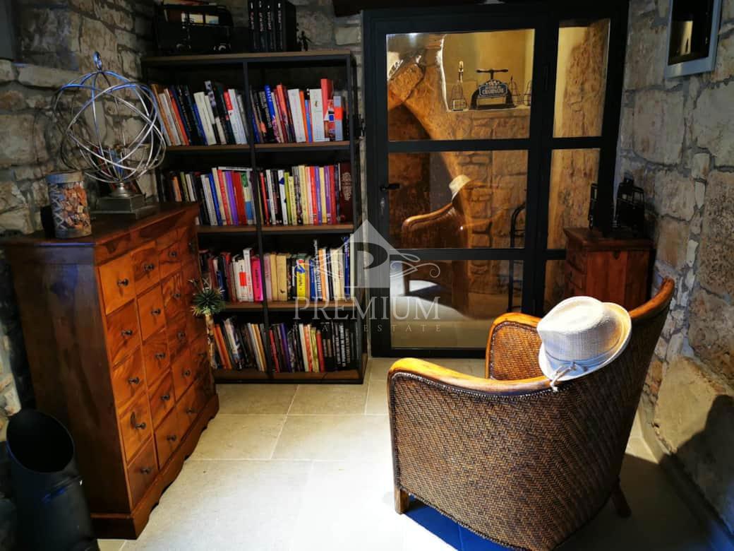 BELLISSIMA STANCIA RISTRUTTURATA CON PISCINA