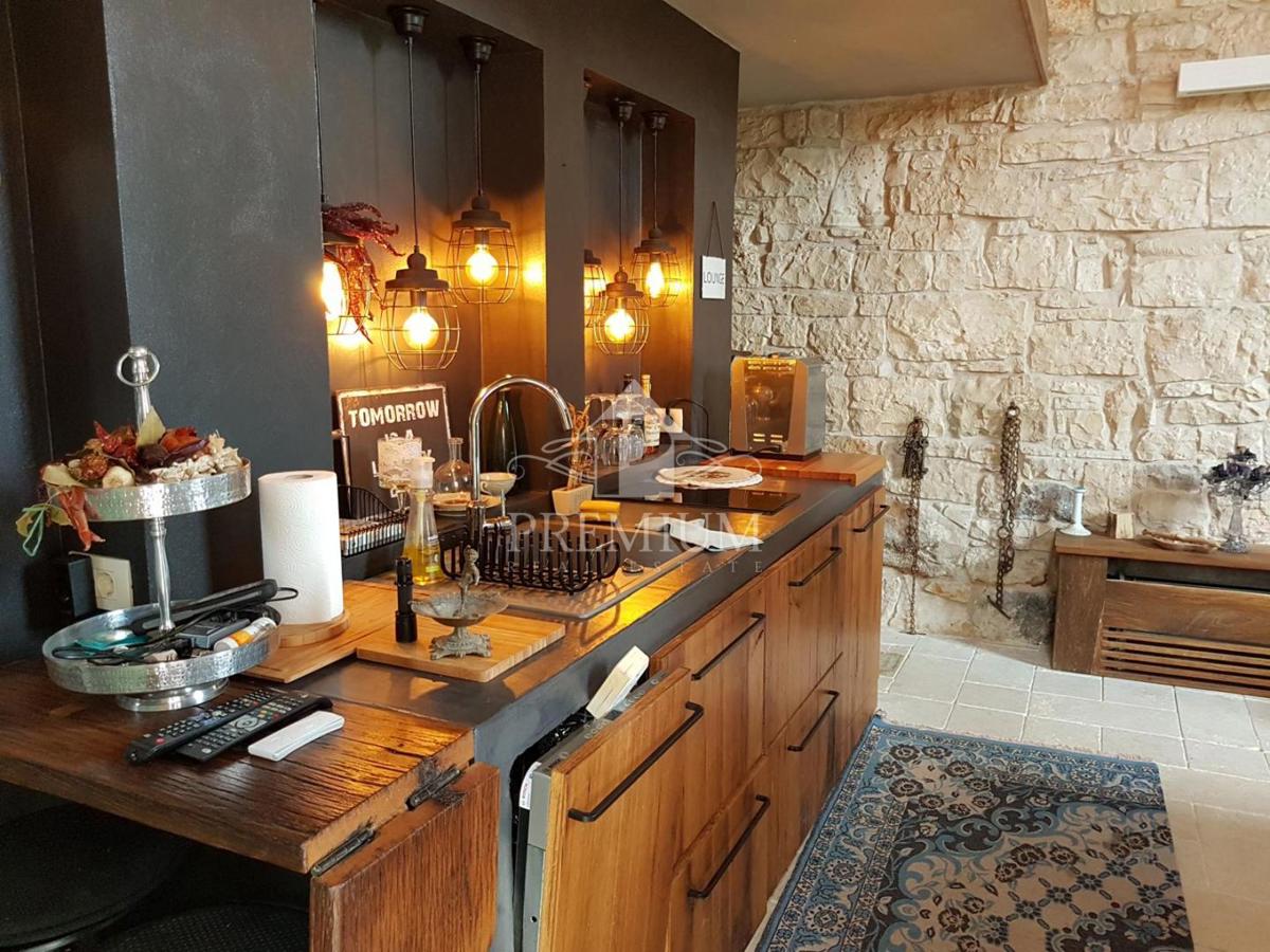 BELLISSIMA STANCIA RISTRUTTURATA CON PISCINA