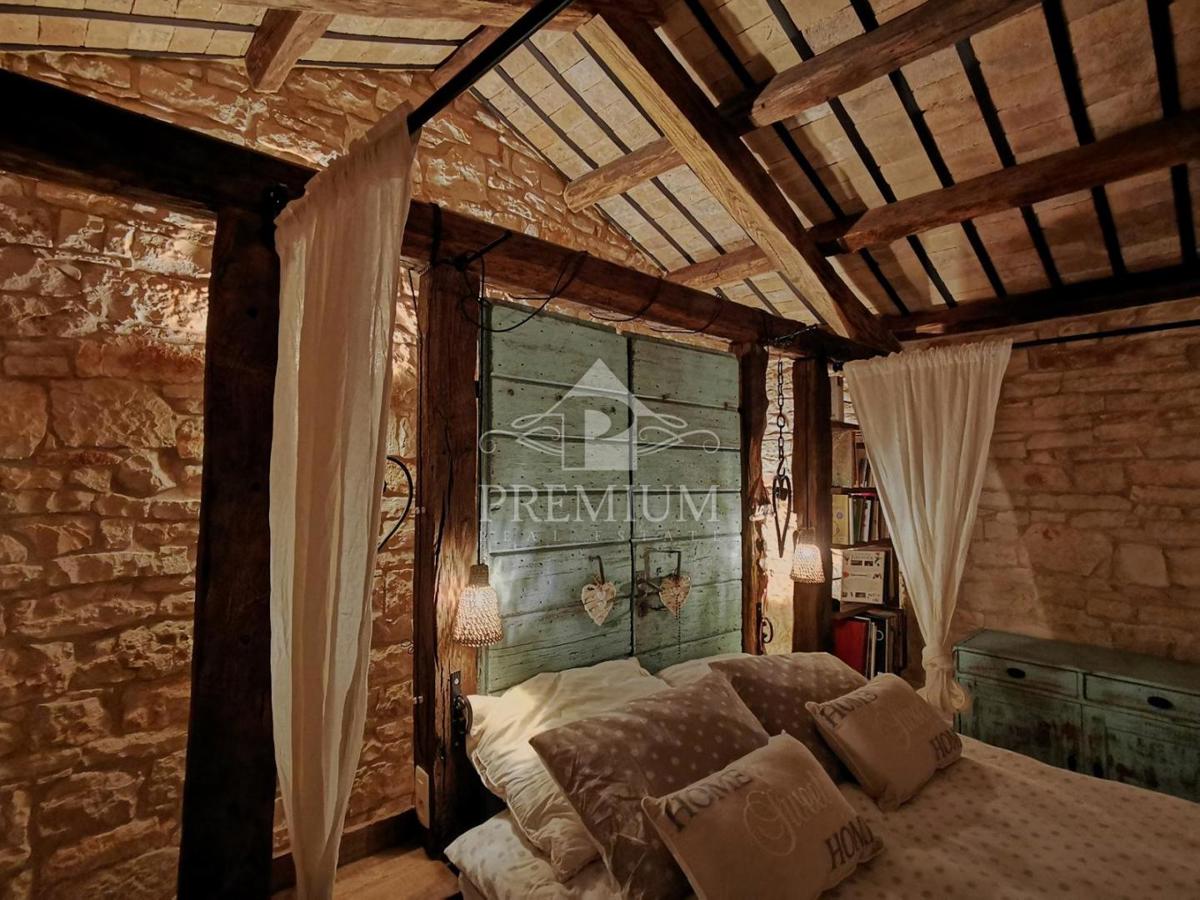 BELLISSIMA STANCIA RISTRUTTURATA CON PISCINA