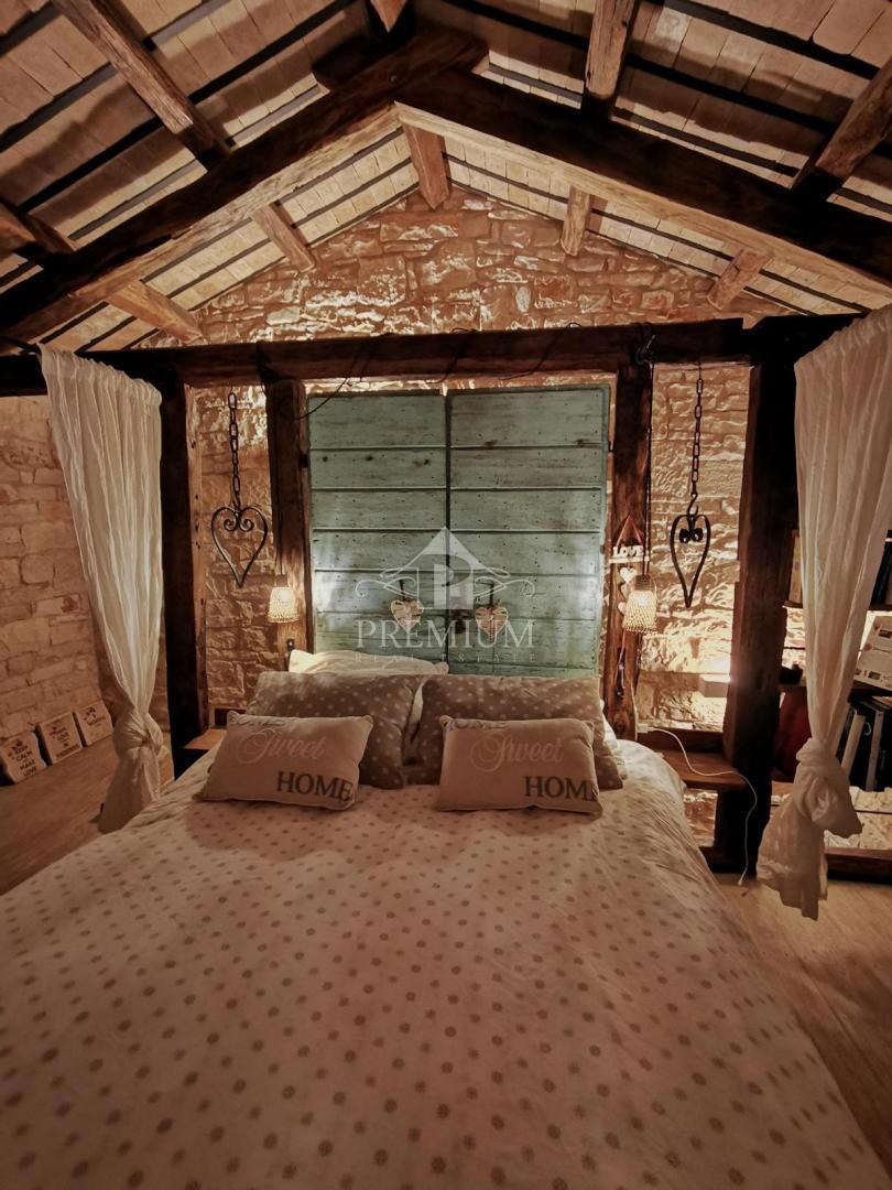 BELLISSIMA STANCIA RISTRUTTURATA CON PISCINA