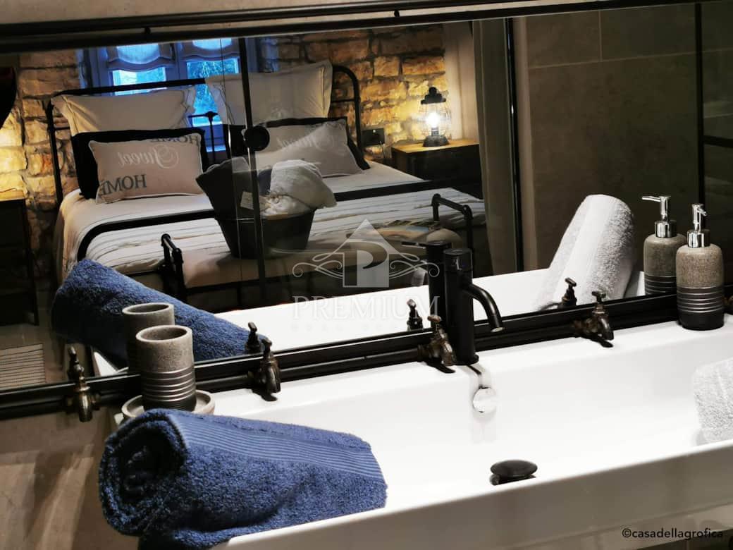 BELLISSIMA STANCIA RISTRUTTURATA CON PISCINA