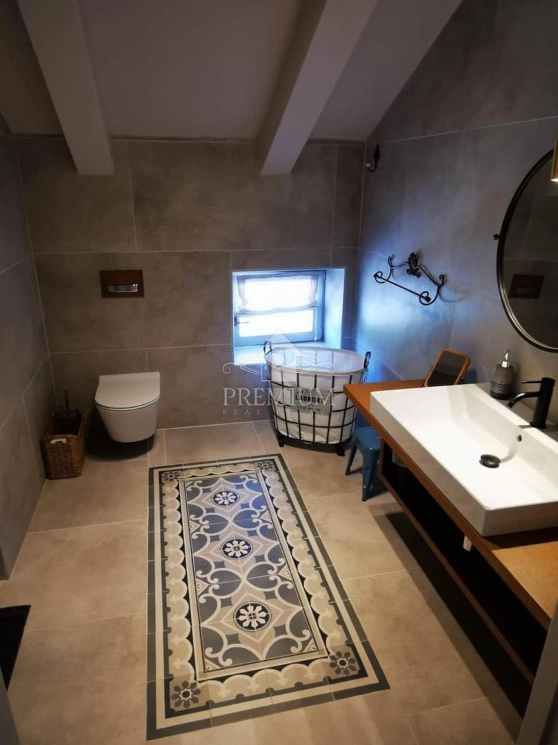 BELLISSIMA STANCIA RISTRUTTURATA CON PISCINA