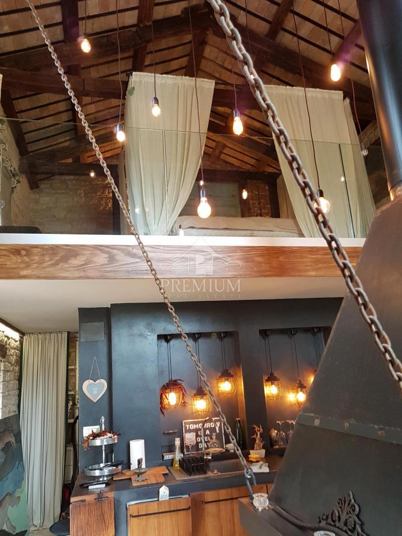 BELLISSIMA STANCIA RISTRUTTURATA CON PISCINA