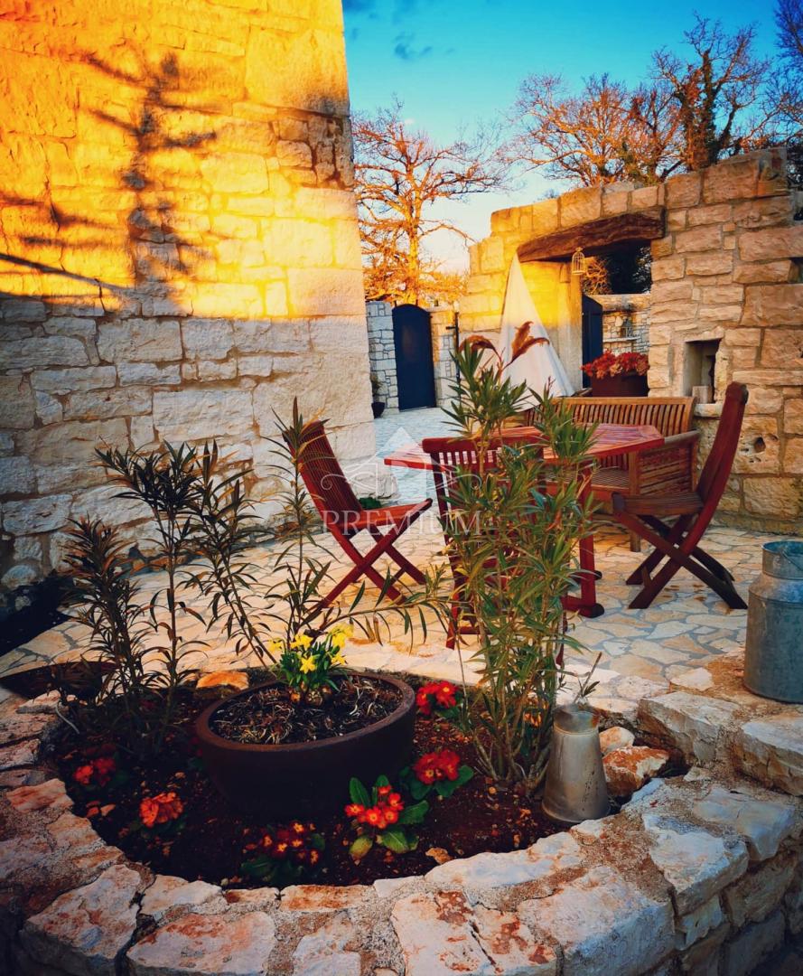 BELLISSIMA STANCIA RISTRUTTURATA CON PISCINA