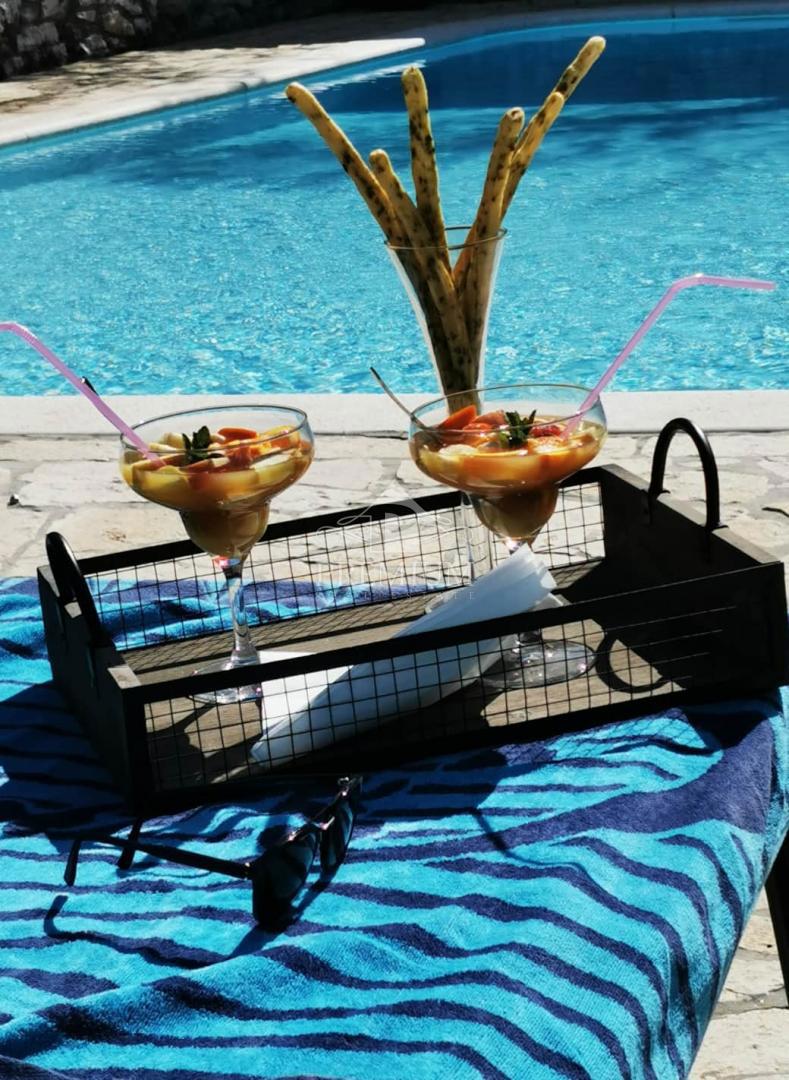 BELLISSIMA STANCIA RISTRUTTURATA CON PISCINA