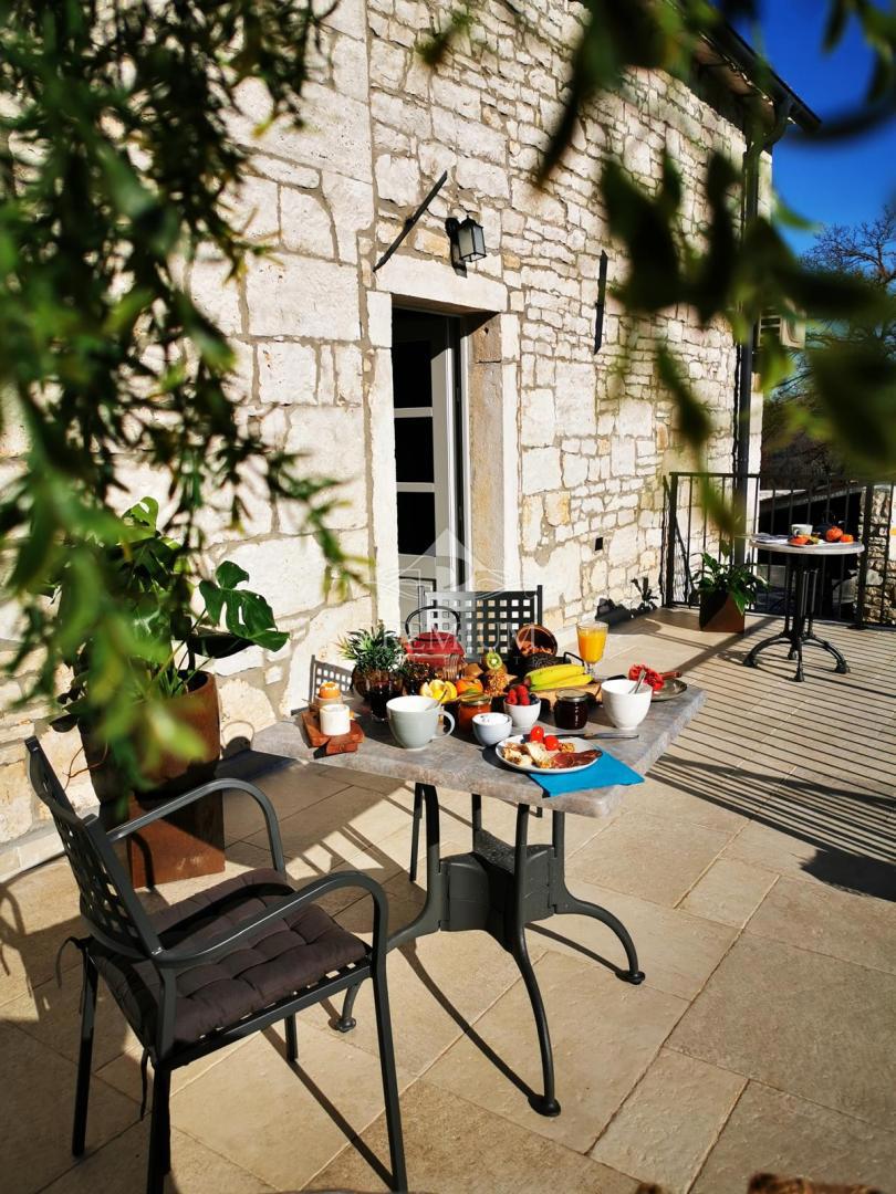 BELLISSIMA STANCIA RISTRUTTURATA CON PISCINA