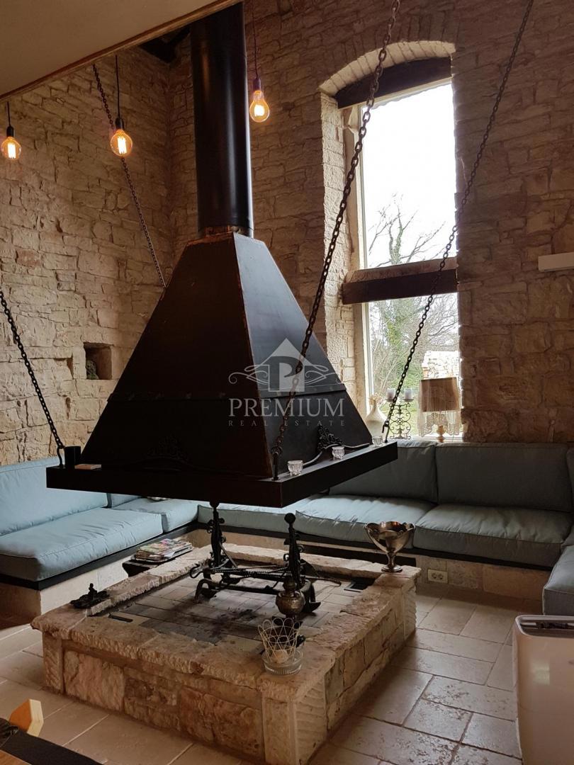 BELLISSIMA STANCIA RISTRUTTURATA CON PISCINA