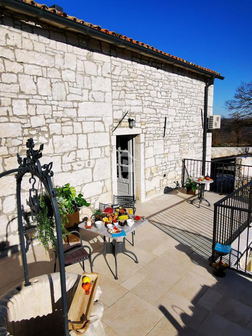 BELLISSIMA STANCIA RISTRUTTURATA CON PISCINA