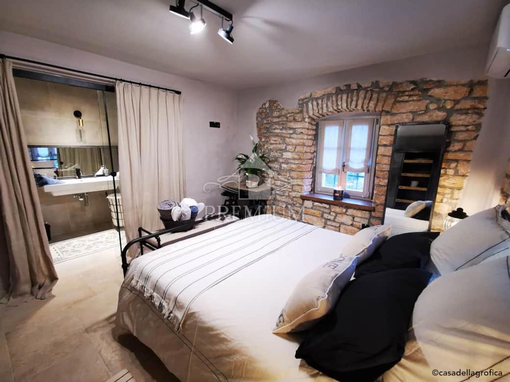 BELLISSIMA STANCIA RISTRUTTURATA CON PISCINA