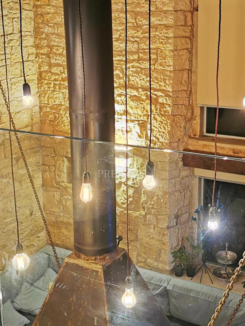 BELLISSIMA STANCIA RISTRUTTURATA CON PISCINA