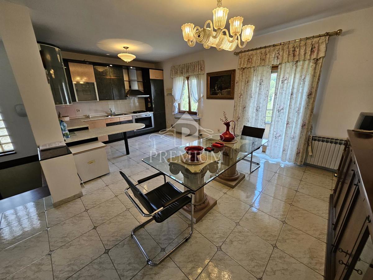 APPARTAMENTO SU DUE PIANI, GARAGE, GIARDINO