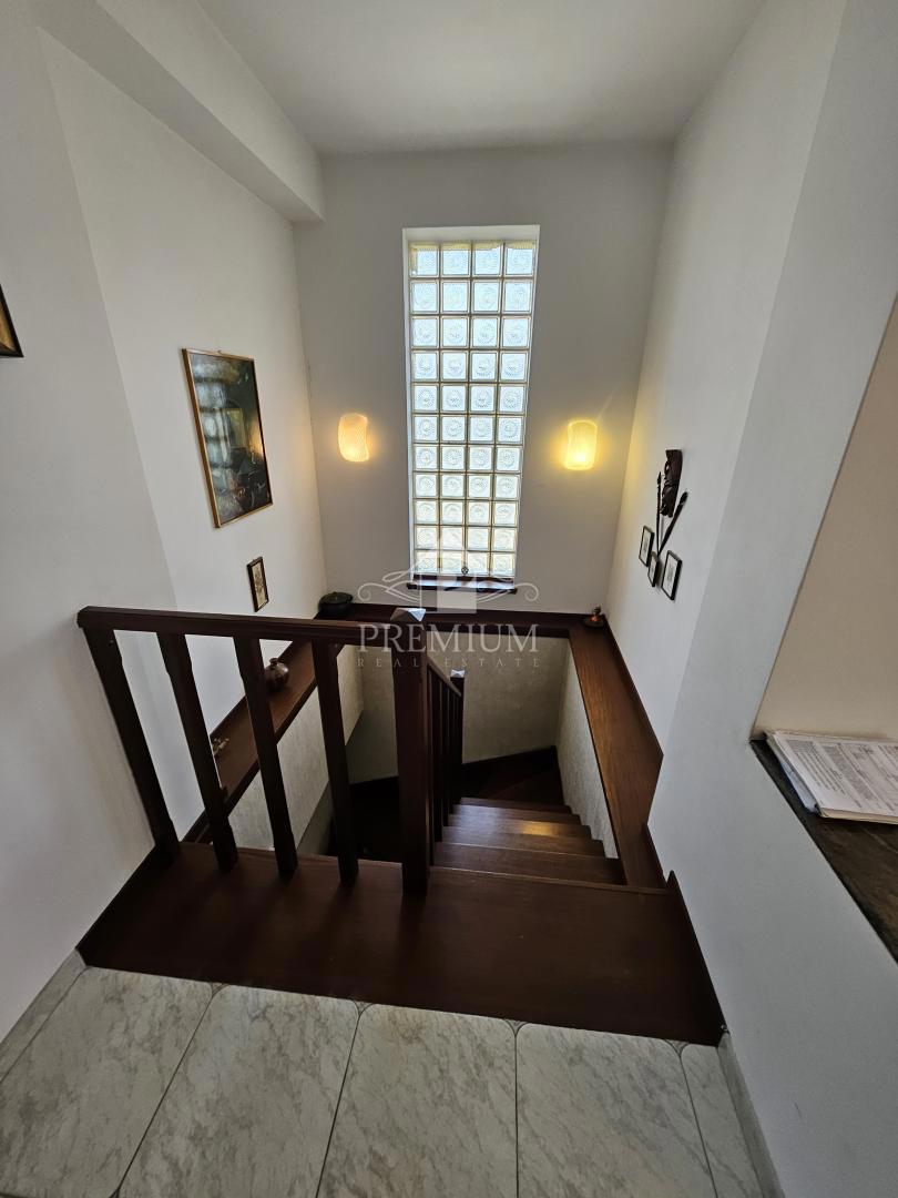 APPARTAMENTO SU DUE PIANI, GARAGE, GIARDINO