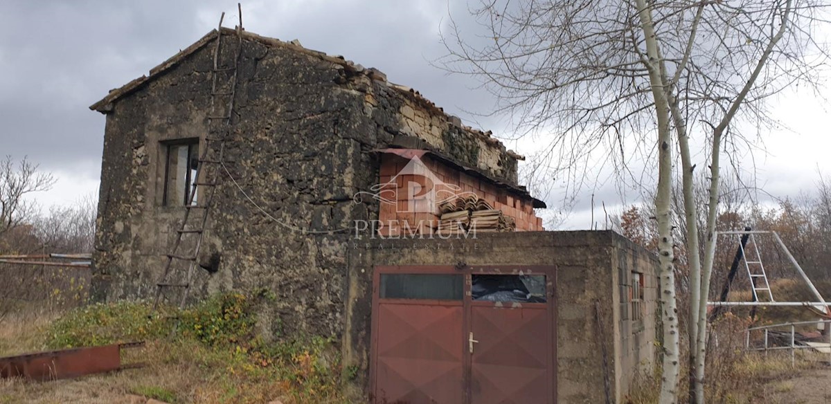 TERRA E ANTIQUARIATO IN UNA POSIZIONE ATTRAENTE NEL CUORE DELL'ISTRIA