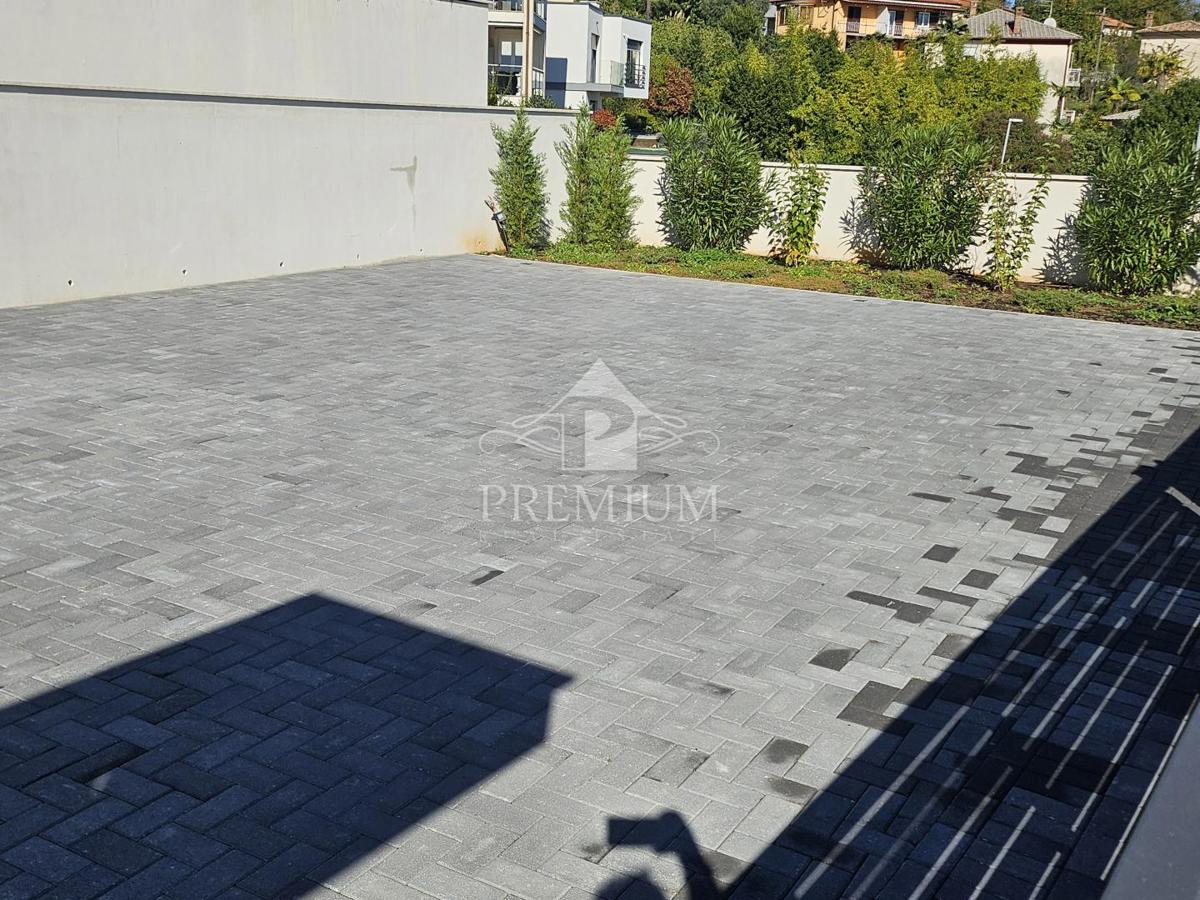 APPARTAMENTO CON PISCINA E VISTA, PARCHEGGIO, COSTRUITO NEL 2025