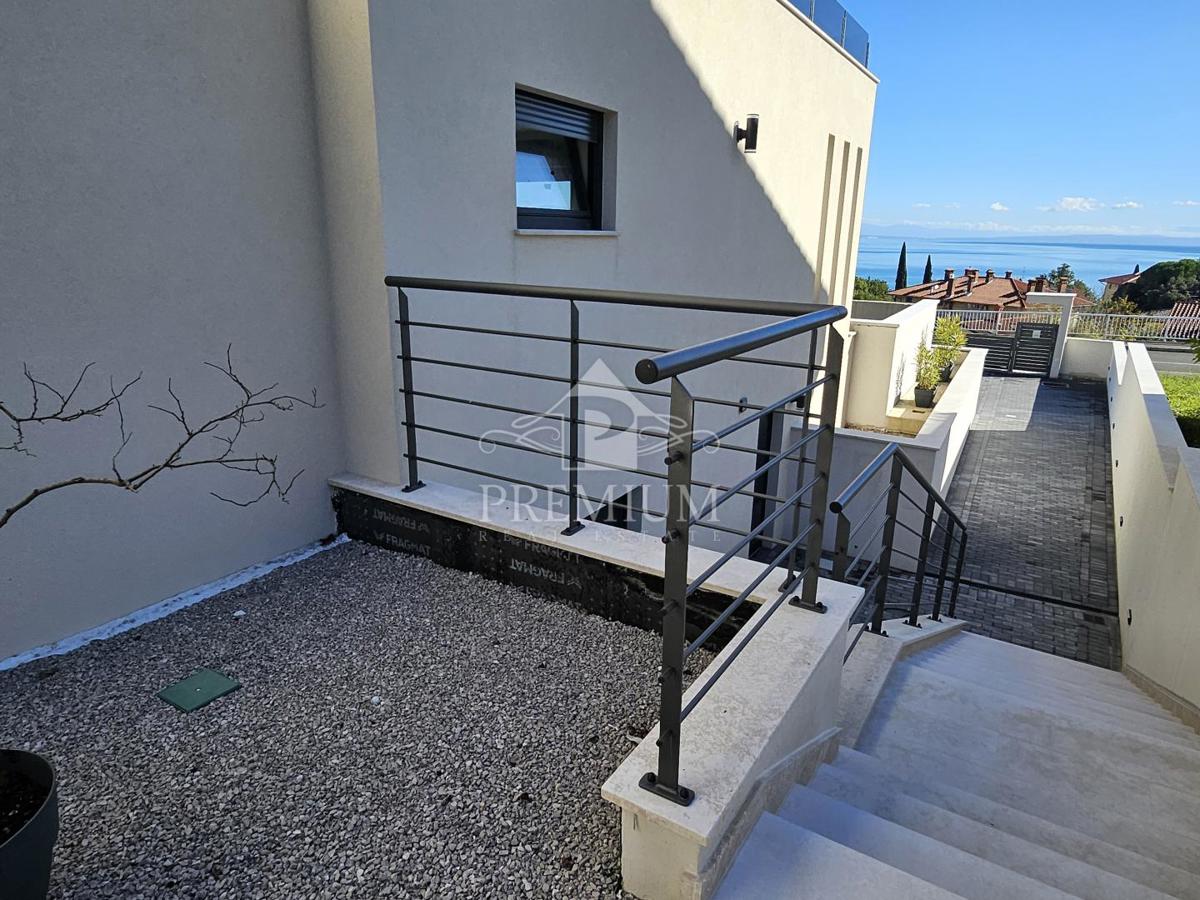 APPARTAMENTO CON PISCINA E VISTA, PARCHEGGIO, COSTRUITO NEL 2025