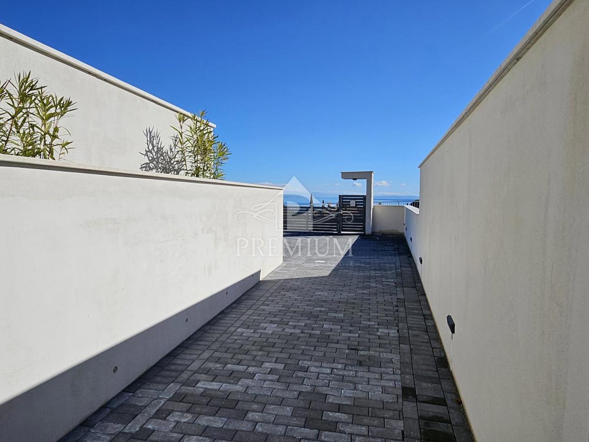 APPARTAMENTO CON PISCINA E VISTA, PARCHEGGIO, COSTRUITO NEL 2025