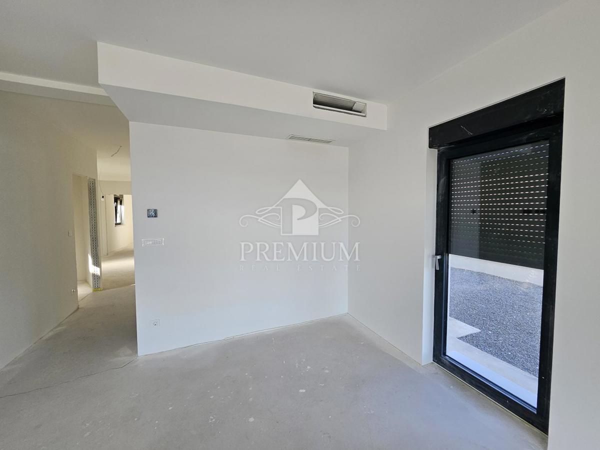 APPARTAMENTO CON PISCINA E VISTA, PARCHEGGIO, COSTRUITO NEL 2025