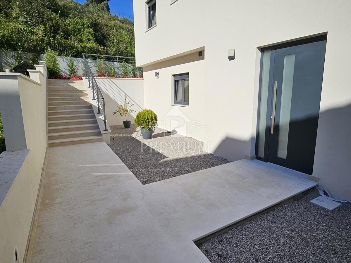 APPARTAMENTO CON PISCINA E VISTA, PARCHEGGIO, COSTRUITO NEL 2025