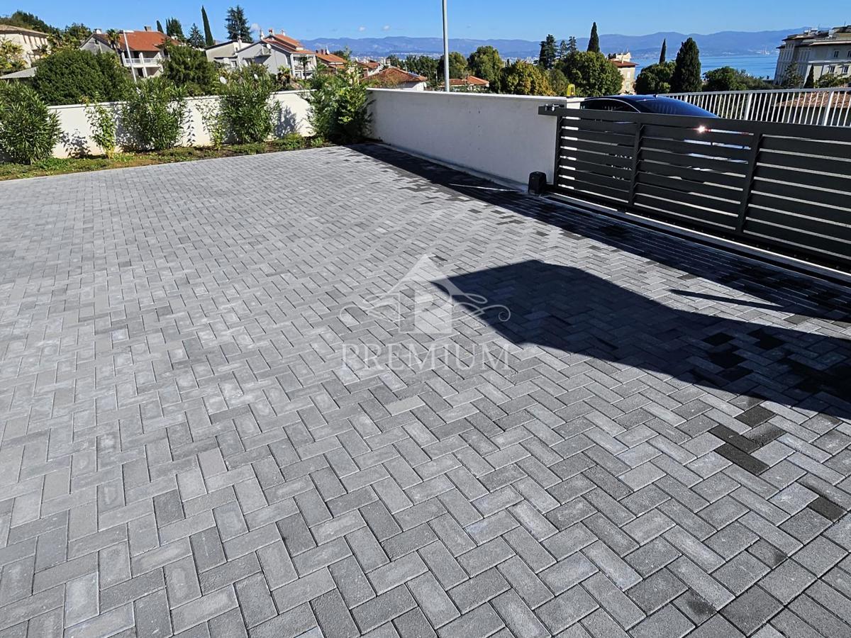 APPARTAMENTO CON PISCINA E VISTA, PARCHEGGIO, COSTRUITO NEL 2025