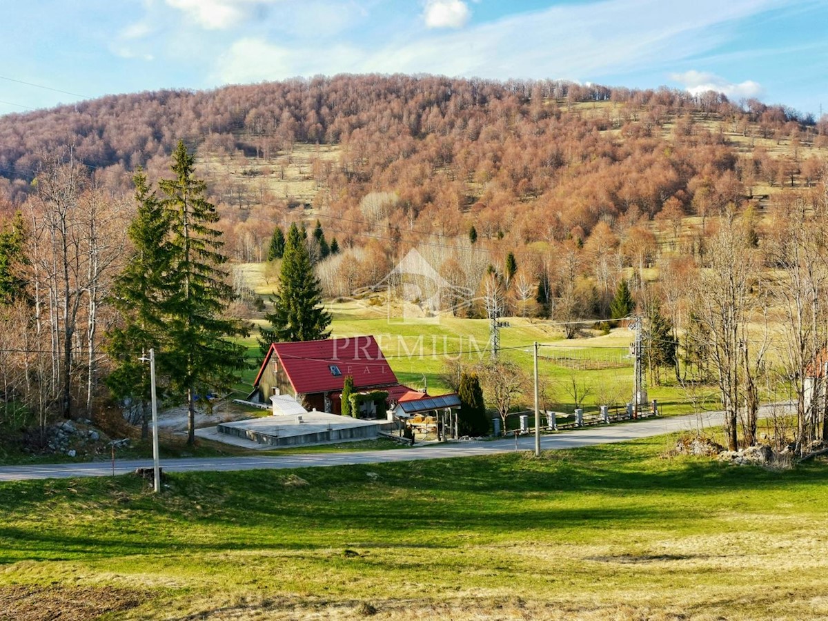 UN INGRESSO CON UN AMPIO GIARDINO NELL'OASI DI GORSKI KOTAR