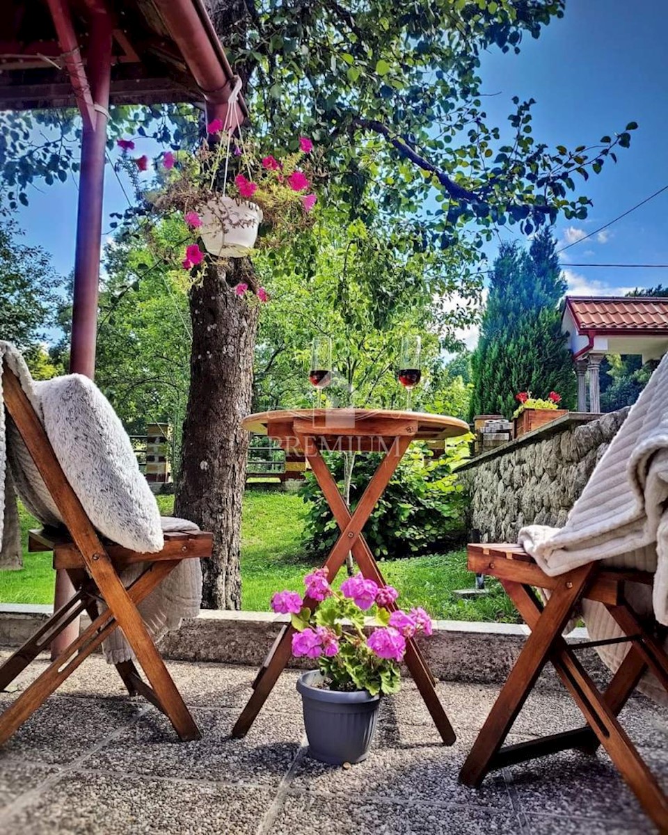 UN INGRESSO CON UN AMPIO GIARDINO NELL'OASI DI GORSKI KOTAR