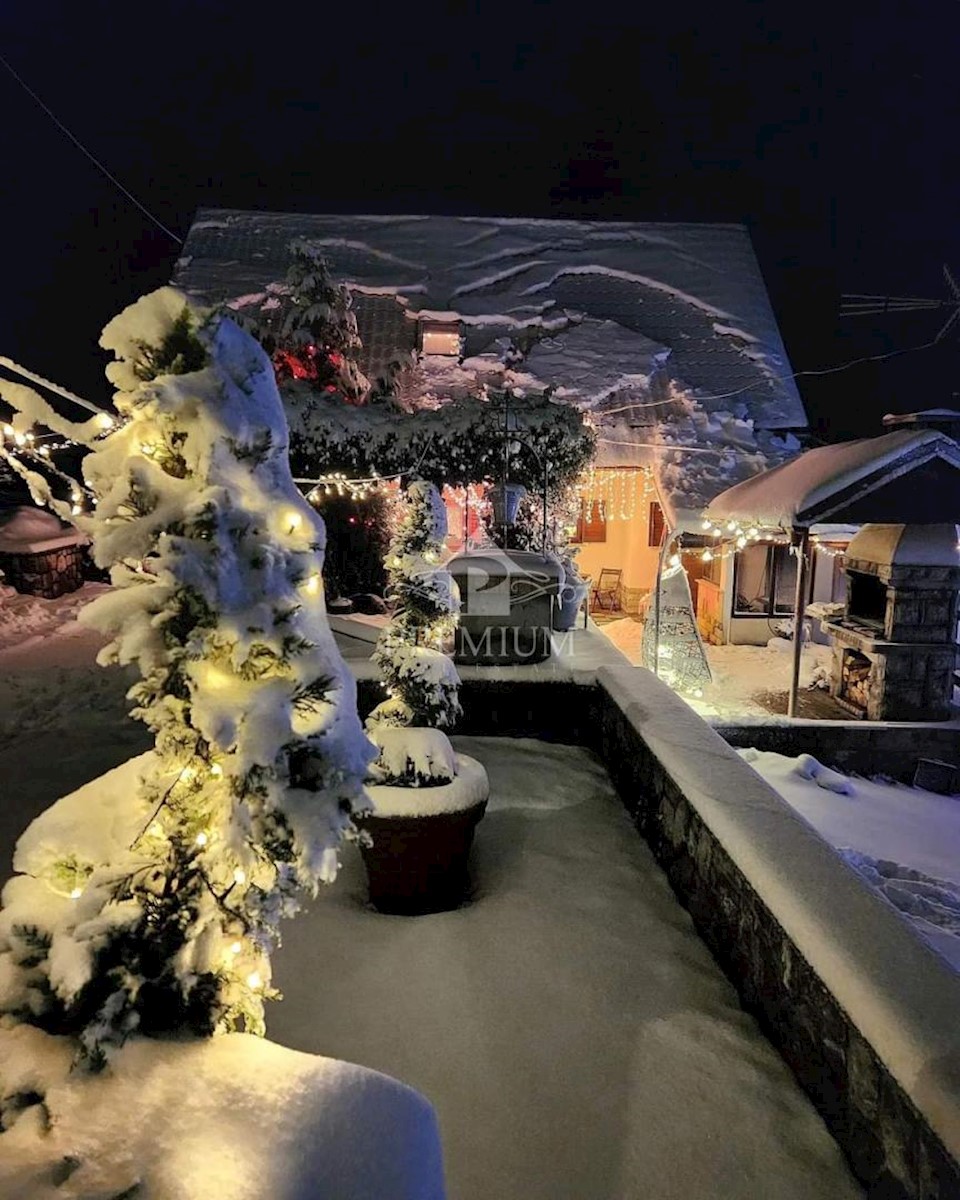 UN INGRESSO CON UN AMPIO GIARDINO NELL'OASI DI GORSKI KOTAR