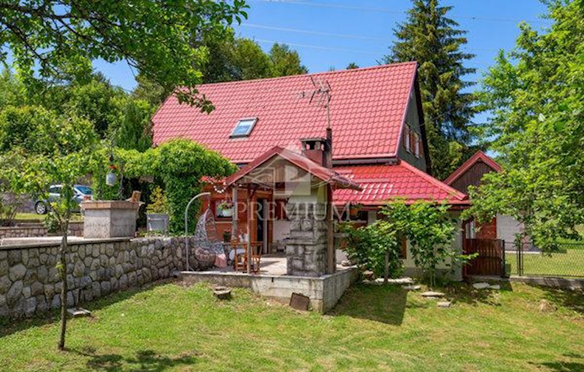 UN INGRESSO CON UN AMPIO GIARDINO NELL'OASI DI GORSKI KOTAR