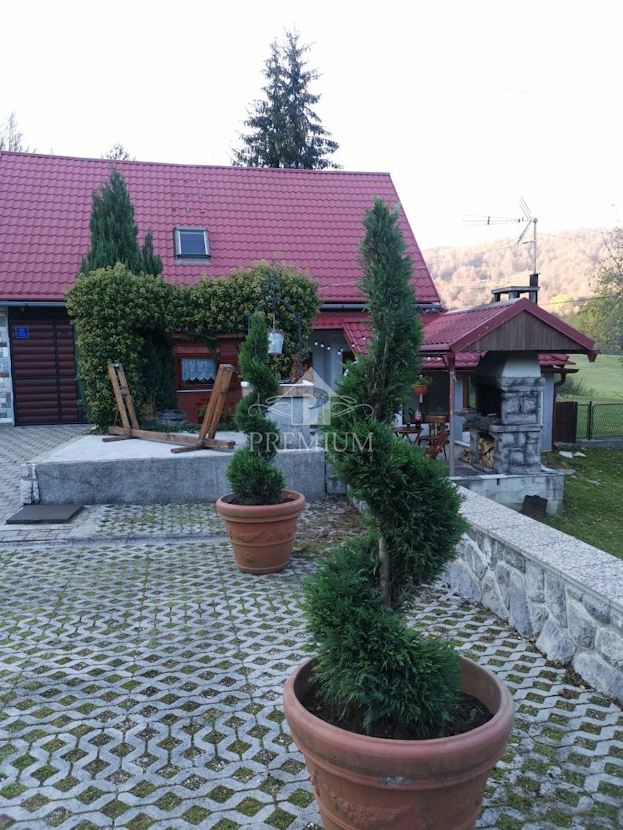 UN INGRESSO CON UN AMPIO GIARDINO NELL'OASI DI GORSKI KOTAR