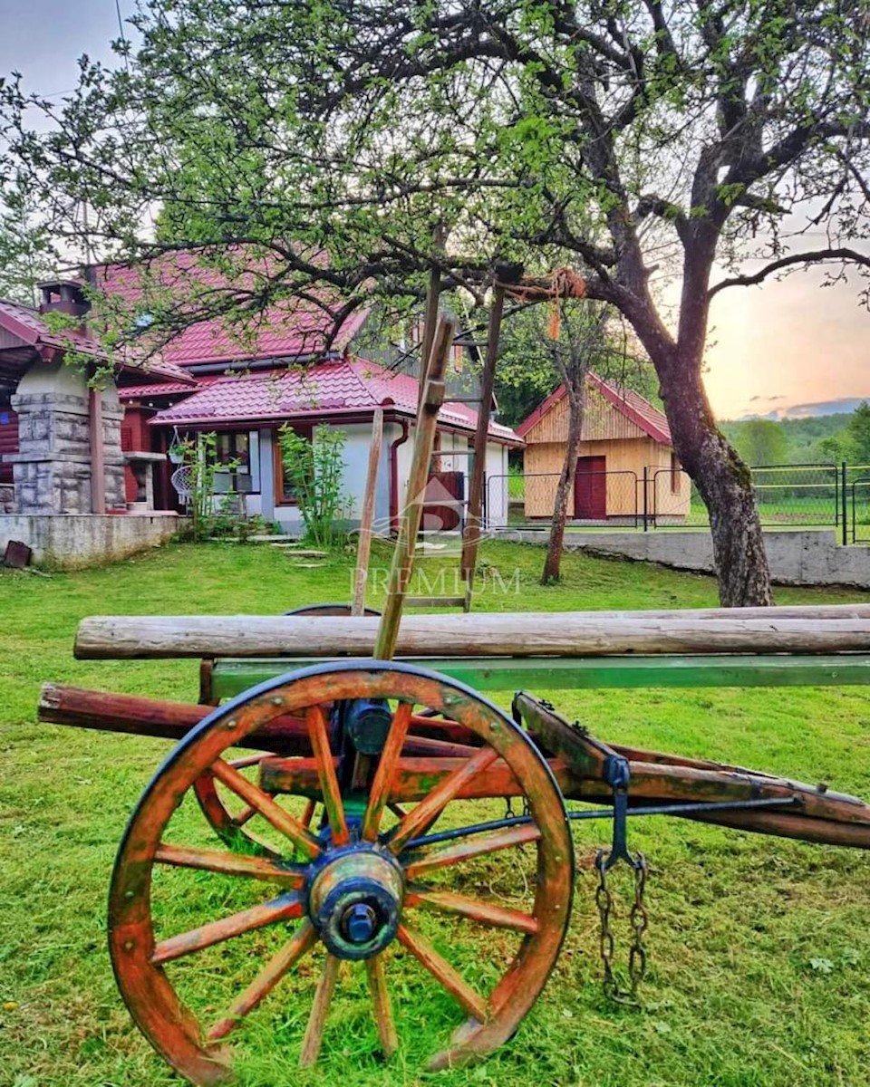 UN INGRESSO CON UN AMPIO GIARDINO NELL'OASI DI GORSKI KOTAR