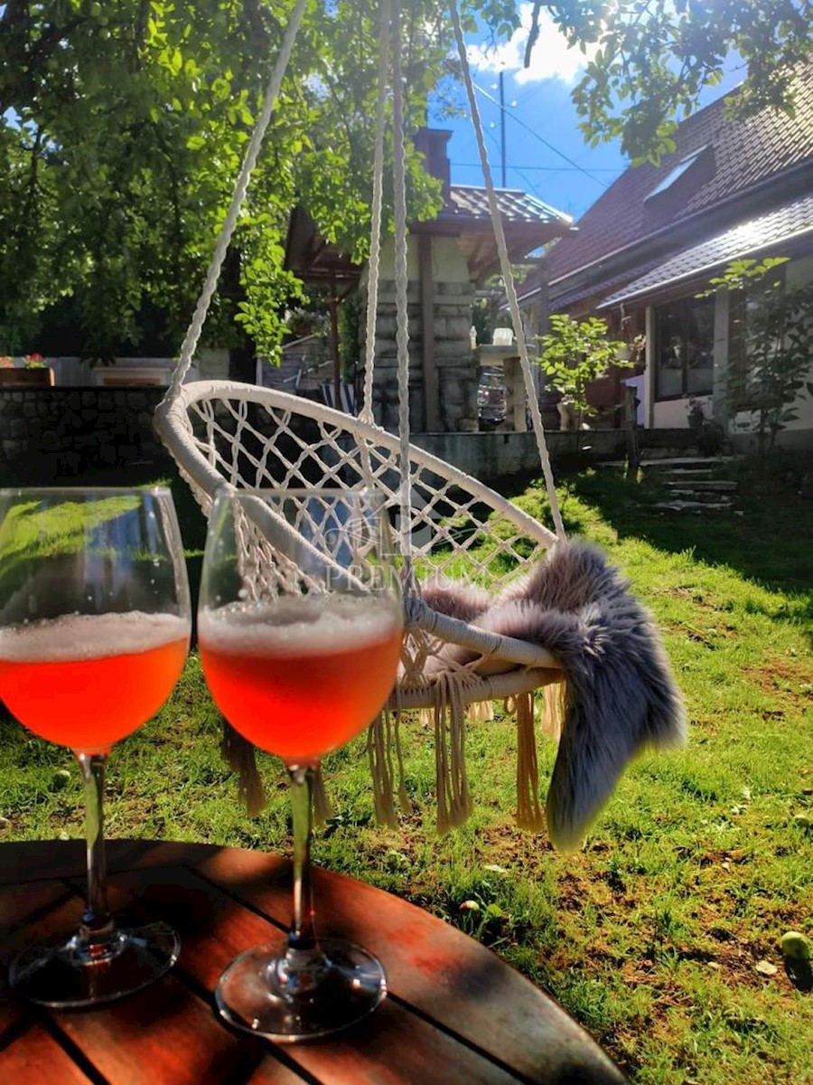 UN INGRESSO CON UN AMPIO GIARDINO NELL'OASI DI GORSKI KOTAR