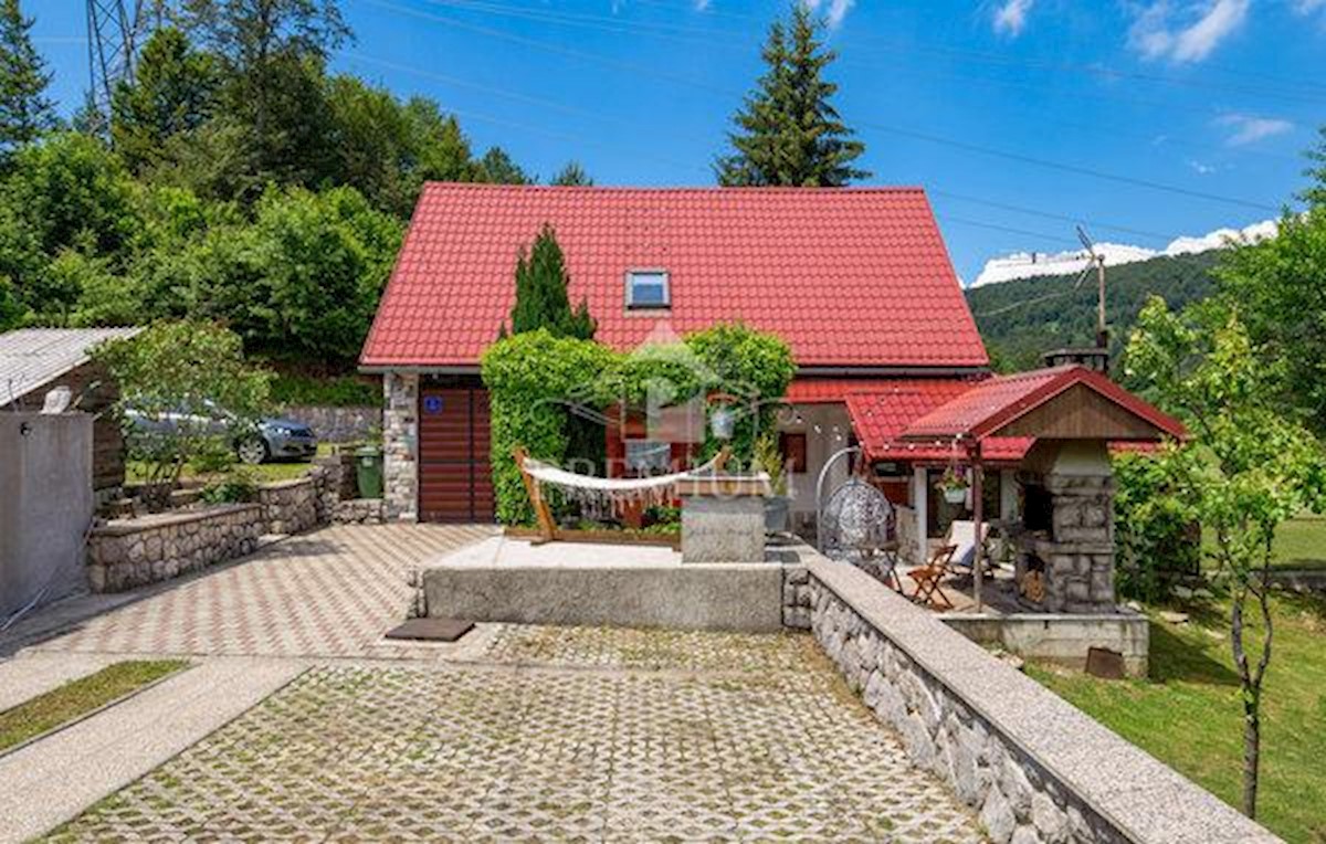 UN INGRESSO CON UN AMPIO GIARDINO NELL'OASI DI GORSKI KOTAR