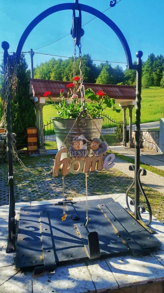 UN INGRESSO CON UN AMPIO GIARDINO NELL'OASI DI GORSKI KOTAR