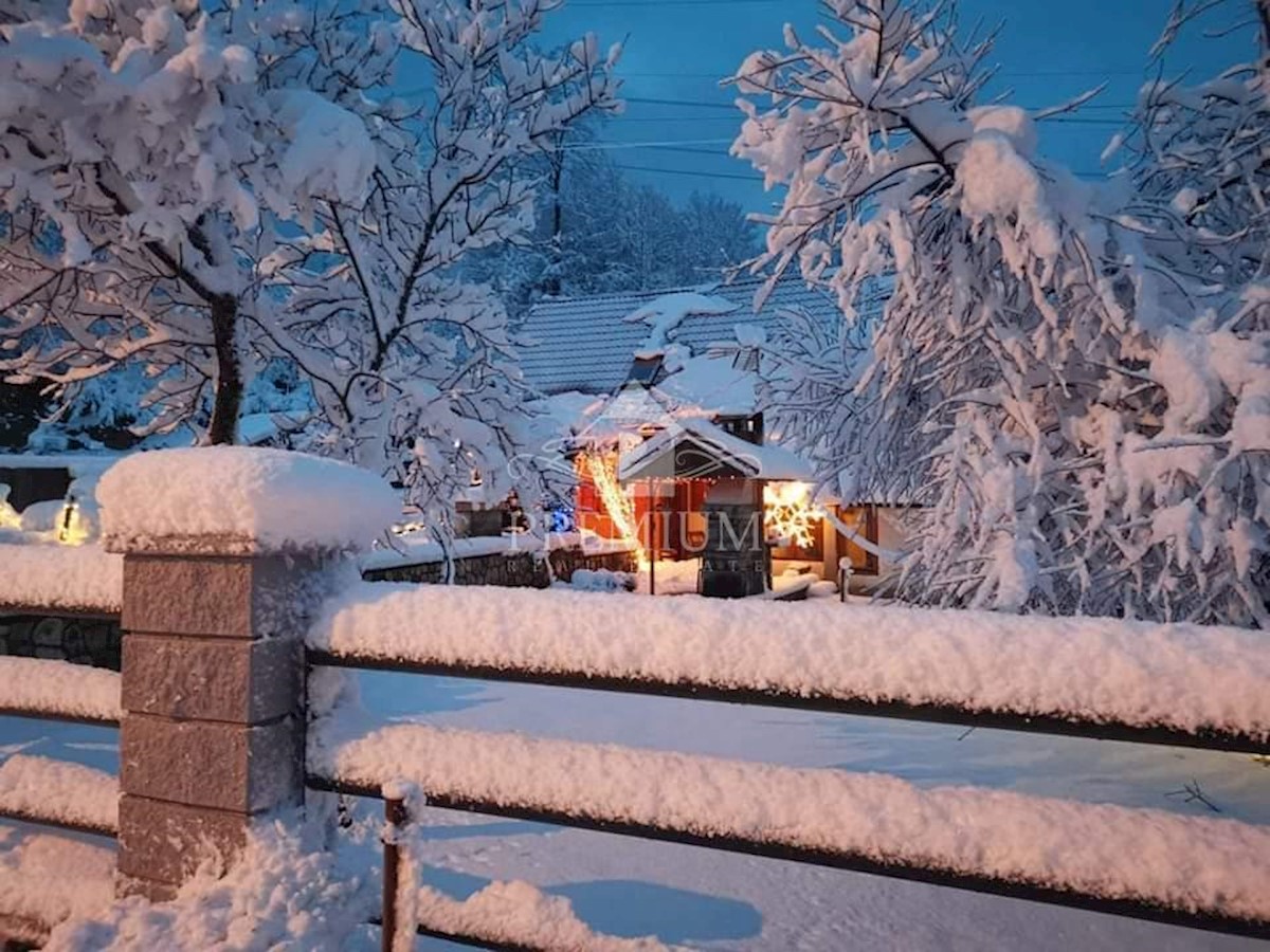 UN INGRESSO CON UN AMPIO GIARDINO NELL'OASI DI GORSKI KOTAR