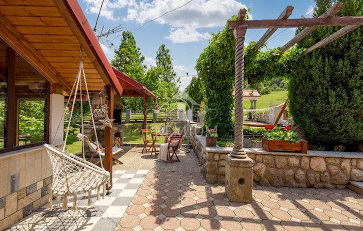 UN INGRESSO CON UN AMPIO GIARDINO NELL'OASI DI GORSKI KOTAR